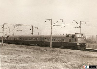 Сдвоенный дизель-поезд Д-ххх на перегоне в районе ст. Анар Крг. ж.д., Казахстан/Карагандинская область<br /> Автор: oleg | Фото сделано X.1967.