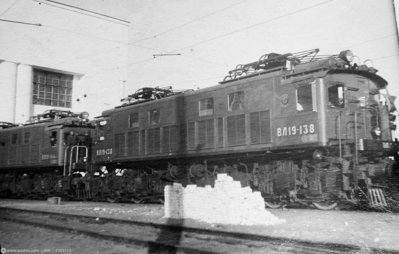 ВЛ19-138 + ВЛ19-144 депо Кандалакша 1938.jpg