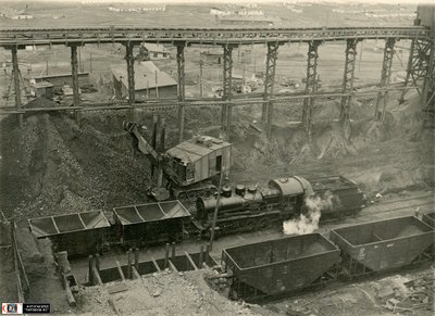 Паровоз Ѵ-3256 на погрузке руды на горе Ай-Дарлы, Магнитогорский металлургический комбинат.jpg