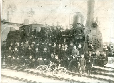 1910-е. Паровозники депо Шадринск.jpg