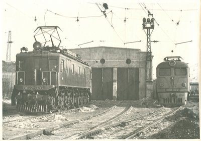 1962-68 гг_ВЛ22м-1326 и ВЛ8-102 депо Курган.jpg