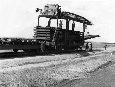 Путеукладчик на строительстве ж.д. линии Карасук-Камень-на-Оби, 1957 г..jpg