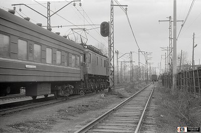 Пассажирский поезд с электровозом ВЛ22М-943 на ст. Чусовская СВРД, 1990.jpg