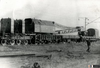 Железнодорожный кран в составе восстановительного поезда, ст. Орск, 1970-е.jpg