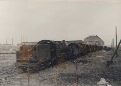 Разрушенные паровозы в очереди на ремонт. 1944 г..jpg
