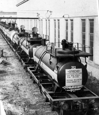 Новые сернокислотные цистерны, изготовленные Брянским паровозостроительным заводом, 1952 г..jpg