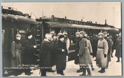 1918, Brest-Litovsk Treaty. Ankunft der Russischen Delegation am Bahnhof.jpg